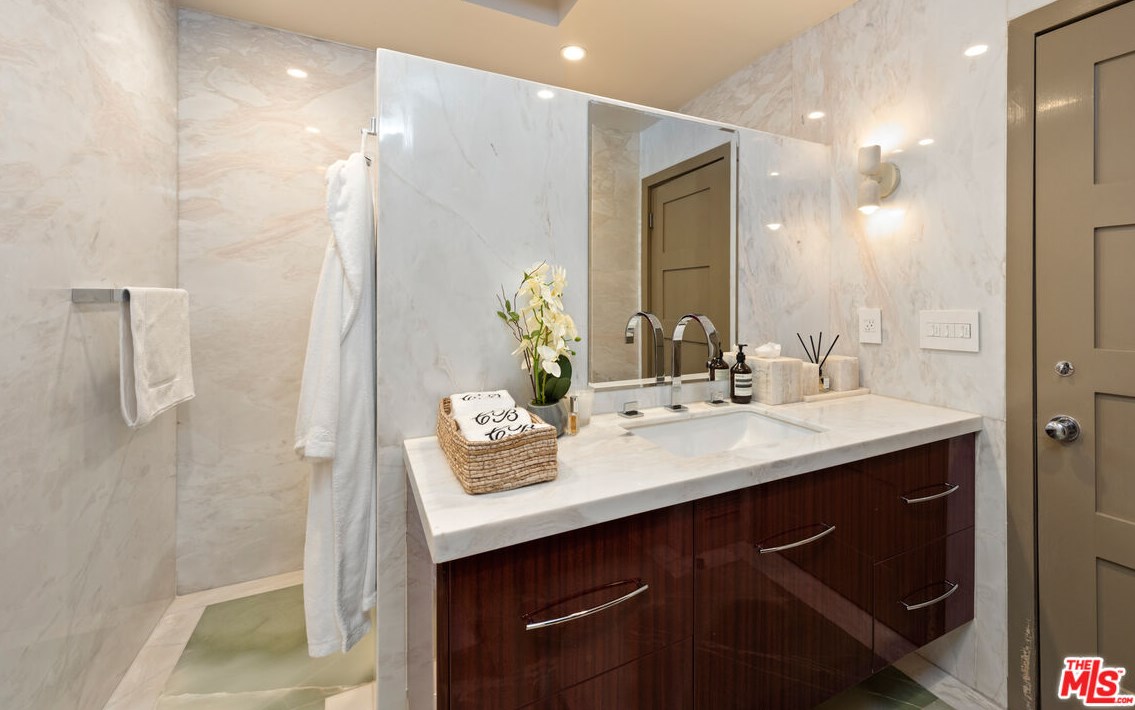 9823 Wanda Park Dr, Beverly Hills CA  90210-1431 exterior