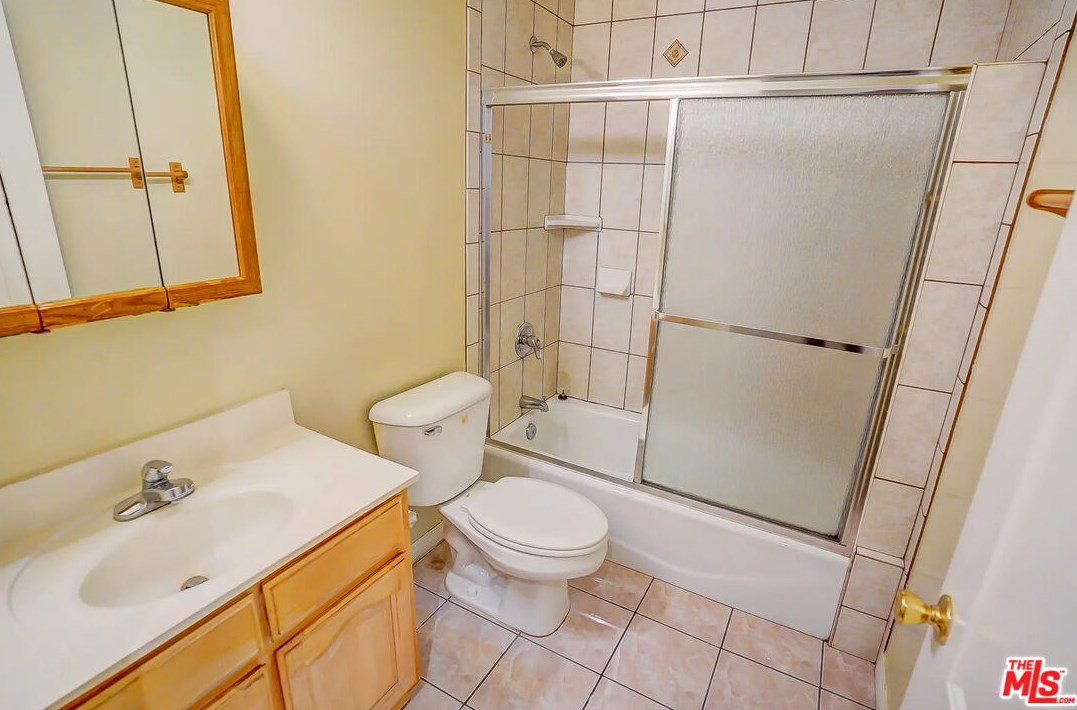 3105 Walton Ave, Los Angeles CA  90037-4206 exterior
