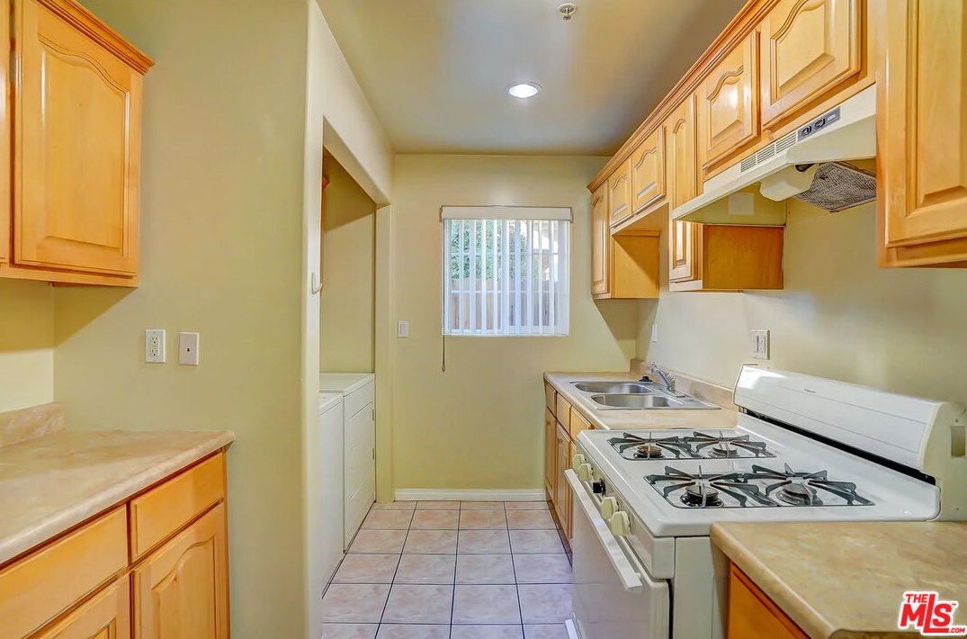 3105 Walton Ave, Los Angeles CA  90037-4206 exterior