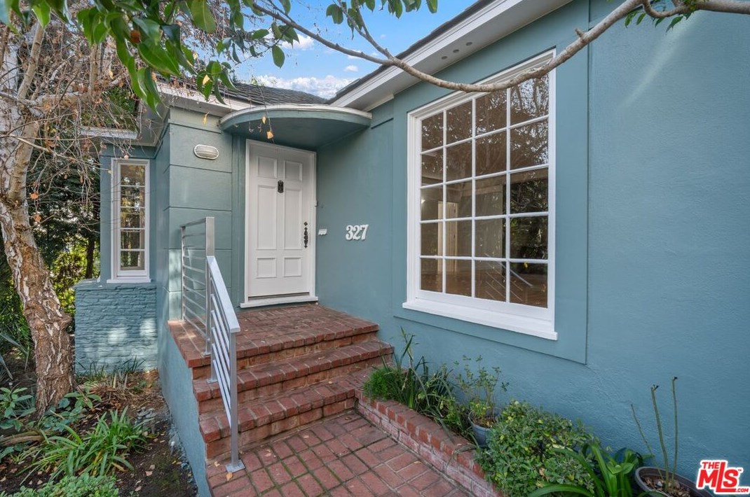 327 Medio Dr, Los Angeles CA  90049-3913 exterior