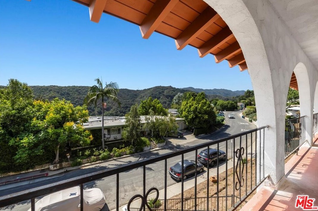 13491 Bayliss Rd, Los Angeles, CA 90049-1811
