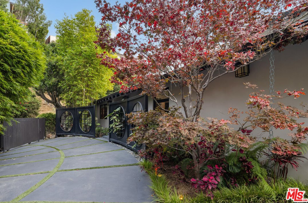 9342 Sierra Mar Dr, Los Angeles, CA 90069-1737