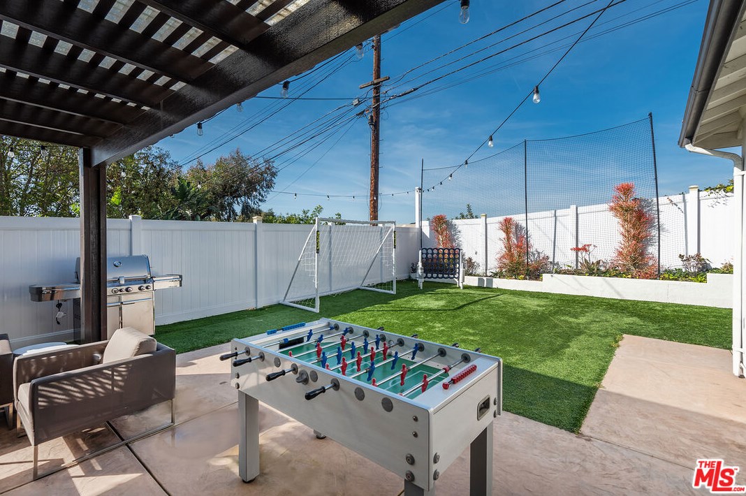 13139 Dewey St, Los Angeles CA  90066-1715 exterior
