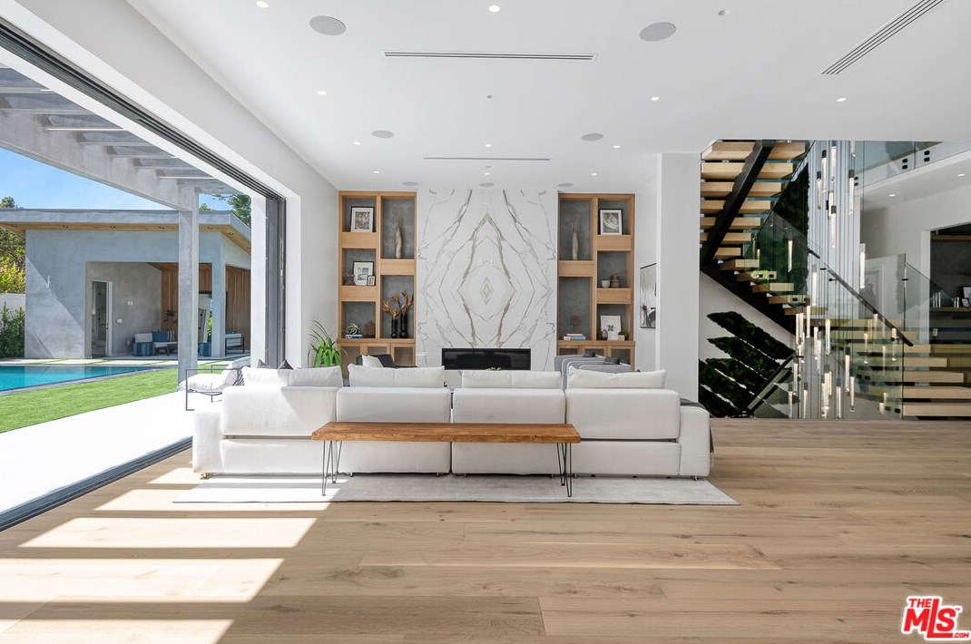 6312 Mirror Lake Dr, Los Angeles CA  90068-1636 exterior