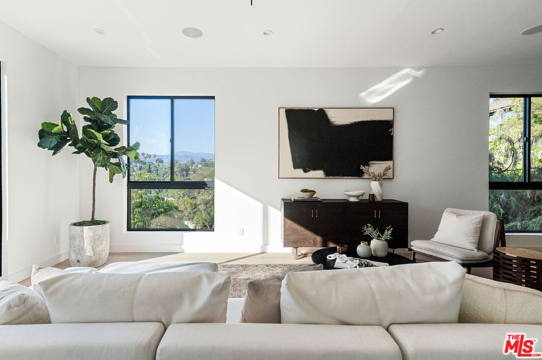 863 Hyperion Ave, Los Angeles, CA 90029-3105