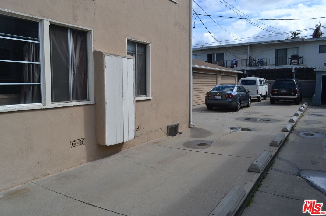 9712 Charnock Ave, Los Angeles, CA 90034-3943