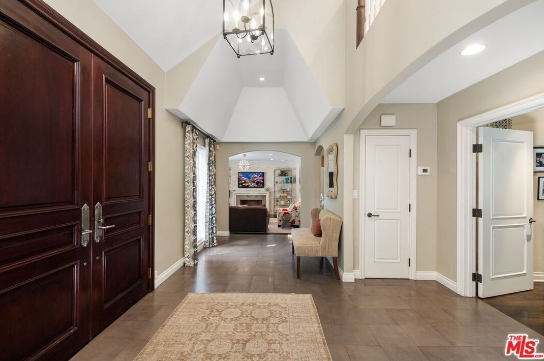 1070 Maybrook Dr, Beverly Hills, CA 90210