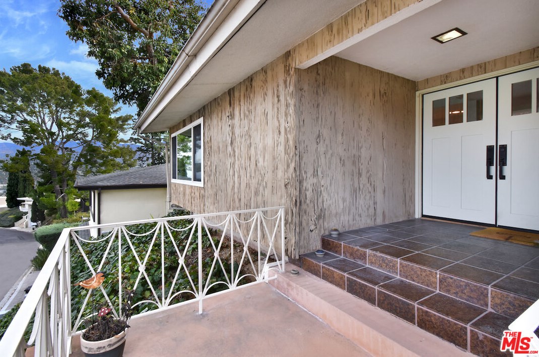 3852 Sherview Dr, Van Nuys, CA 91403