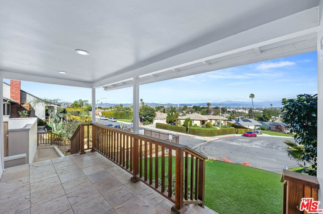 5220 Sanchez Dr, Los Angeles CA  90008-1117 exterior