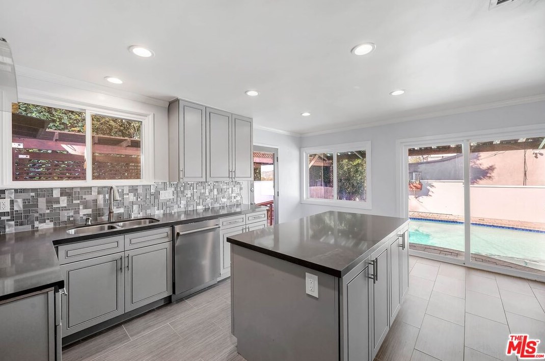 5220 Sanchez Dr, Los Angeles CA  90008-1117 exterior