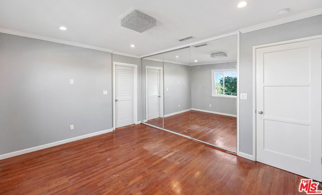 5220 Sanchez Dr, Los Angeles CA  90008-1117 exterior