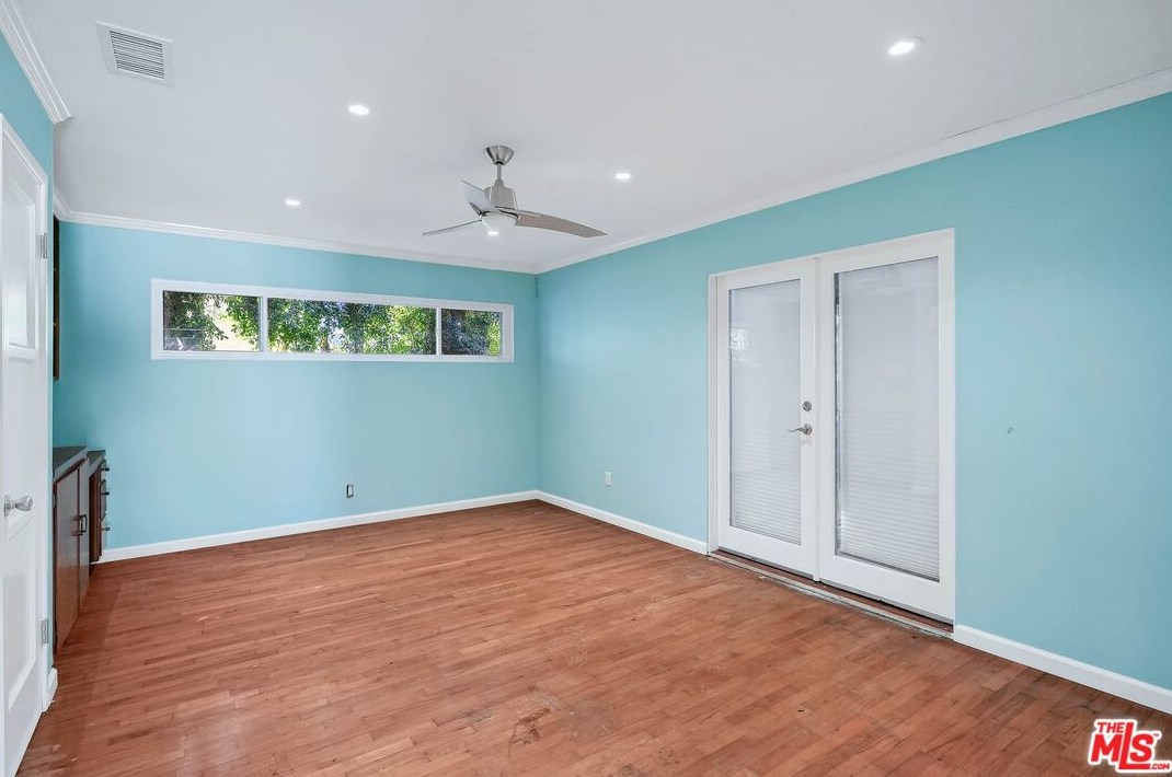 5220 Sanchez Dr, Los Angeles CA  90008-1117 exterior