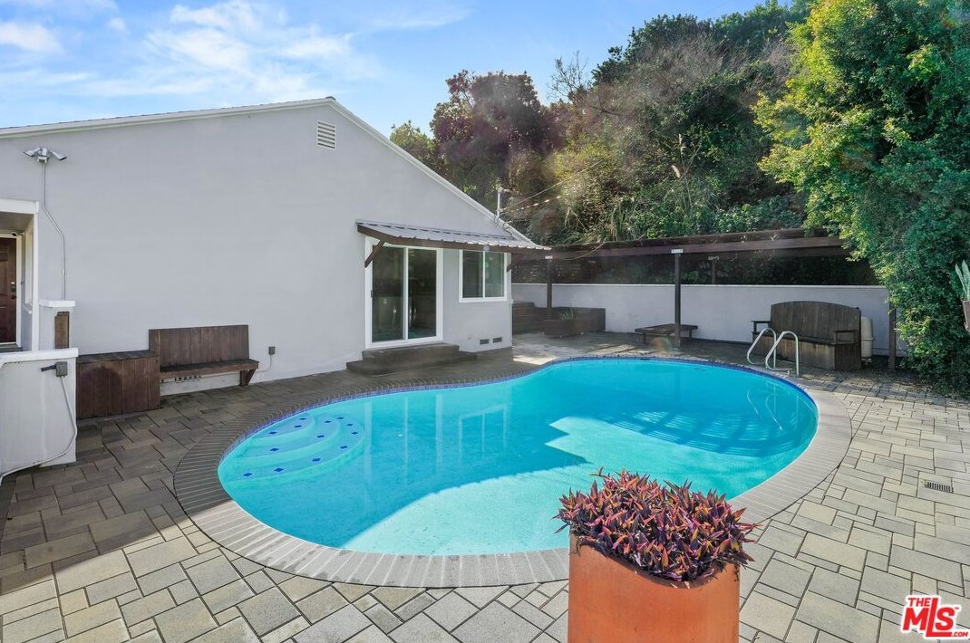 5220 Sanchez Dr, Los Angeles CA  90008-1117 exterior