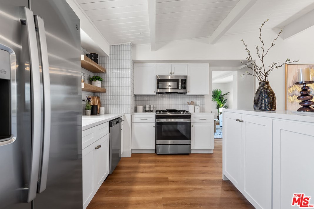 7658 Lindley Ave, Los Angeles CA  91335-2146 exterior