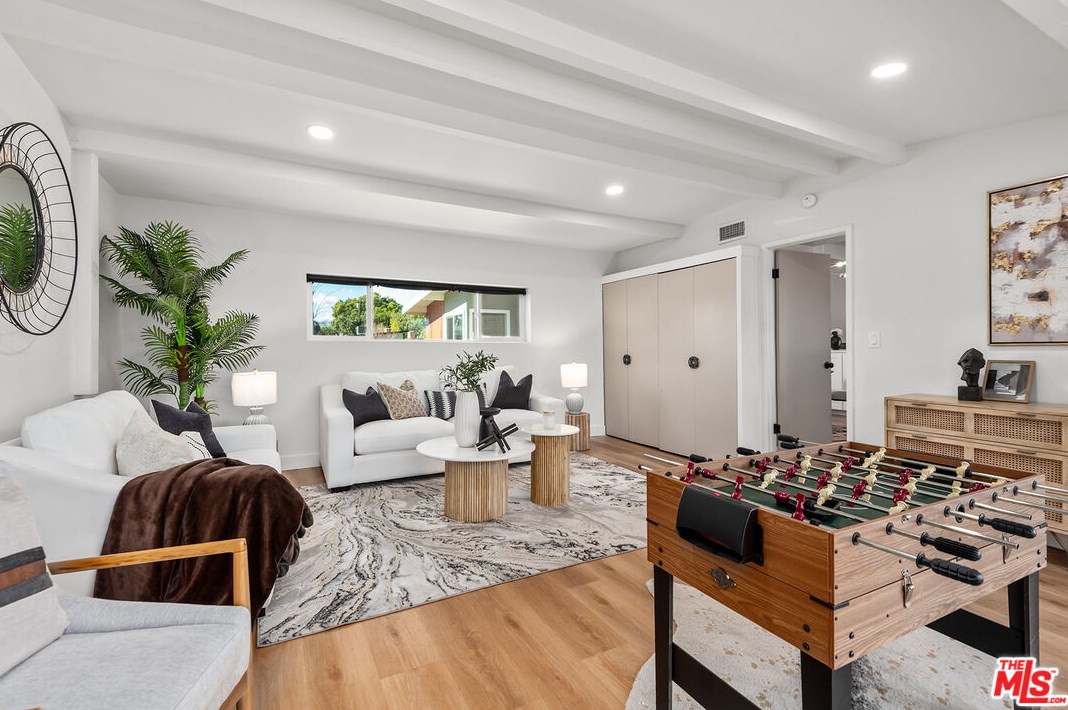 7658 Lindley Ave, Los Angeles CA  91335-2146 exterior