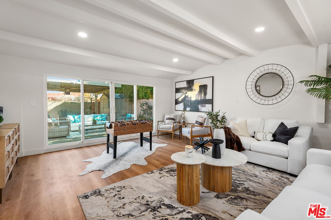 7658 Lindley Ave, Los Angeles CA  91335-2146 exterior