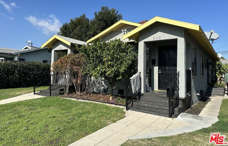 717 75th St, Los Angeles, CA 90001-2315