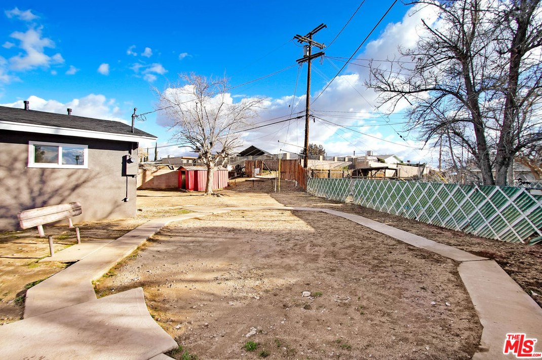 16221 La Joya Ct, Victorville CA  92395-3621 exterior