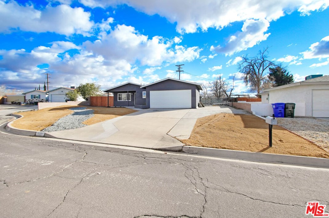 16221 La Joya Ct, Victorville, CA 92395-3621