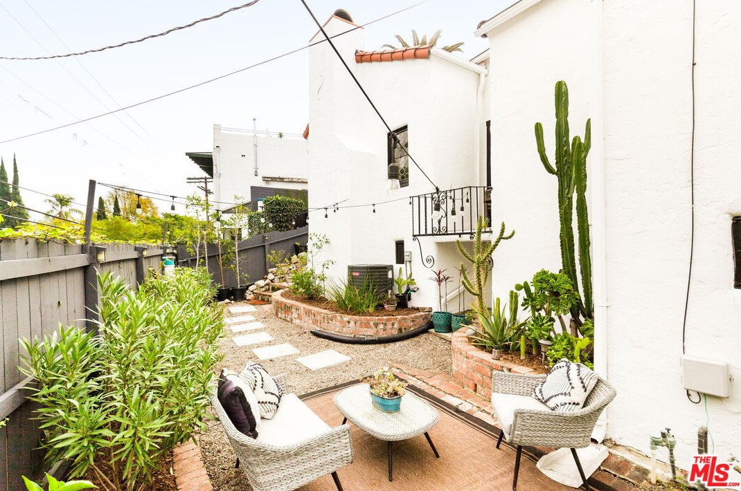 2251 Cahuenga Blvd, Los Angeles CA  90068-2709 exterior