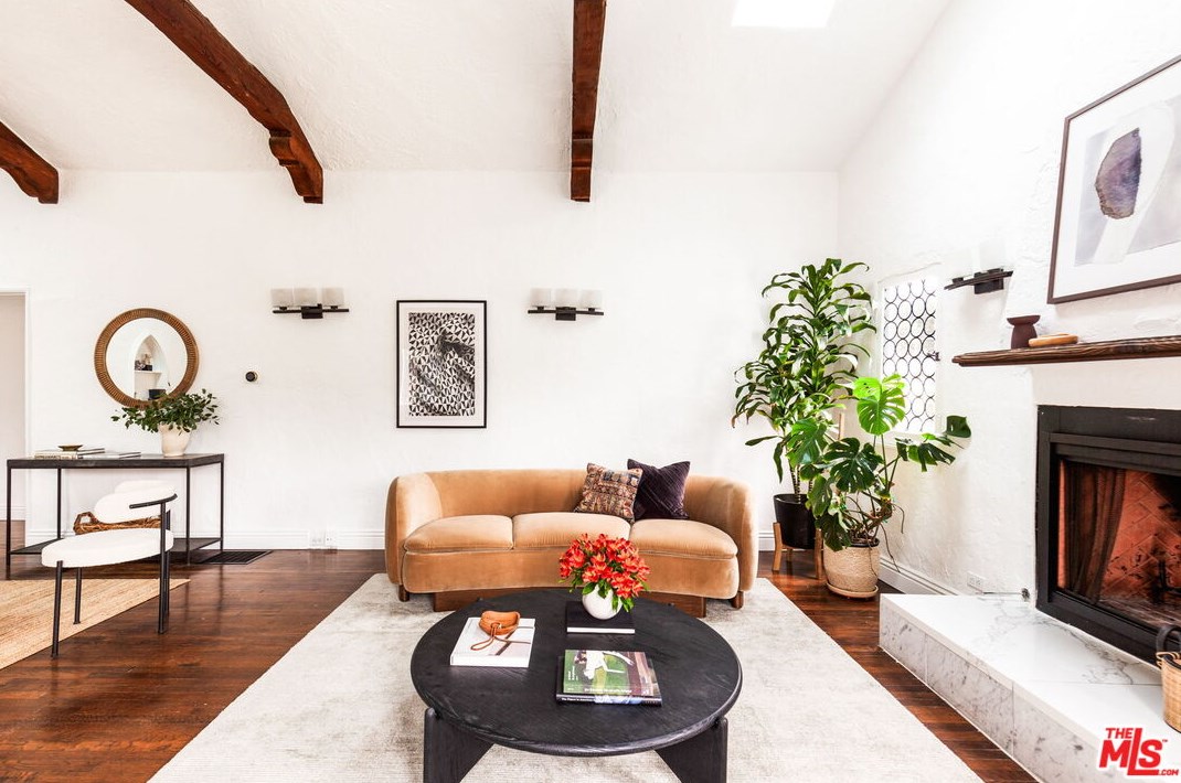 2251 Cahuenga Blvd, Los Angeles CA  90068-2709 exterior