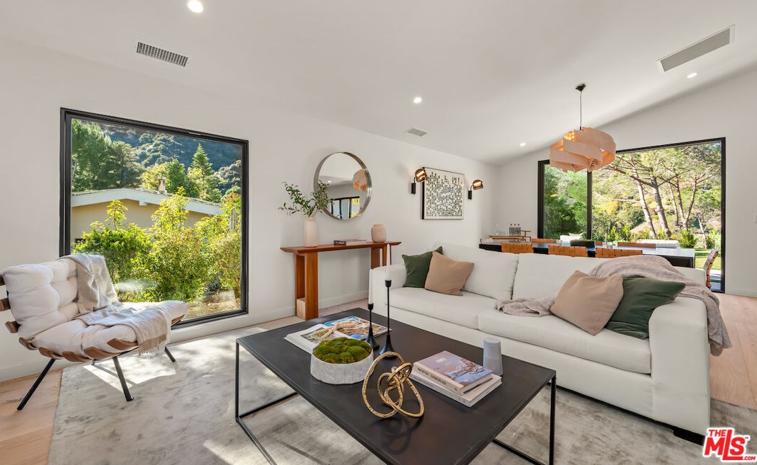 17252 Escalon Dr, Van Nuys CA  91436-4032 exterior