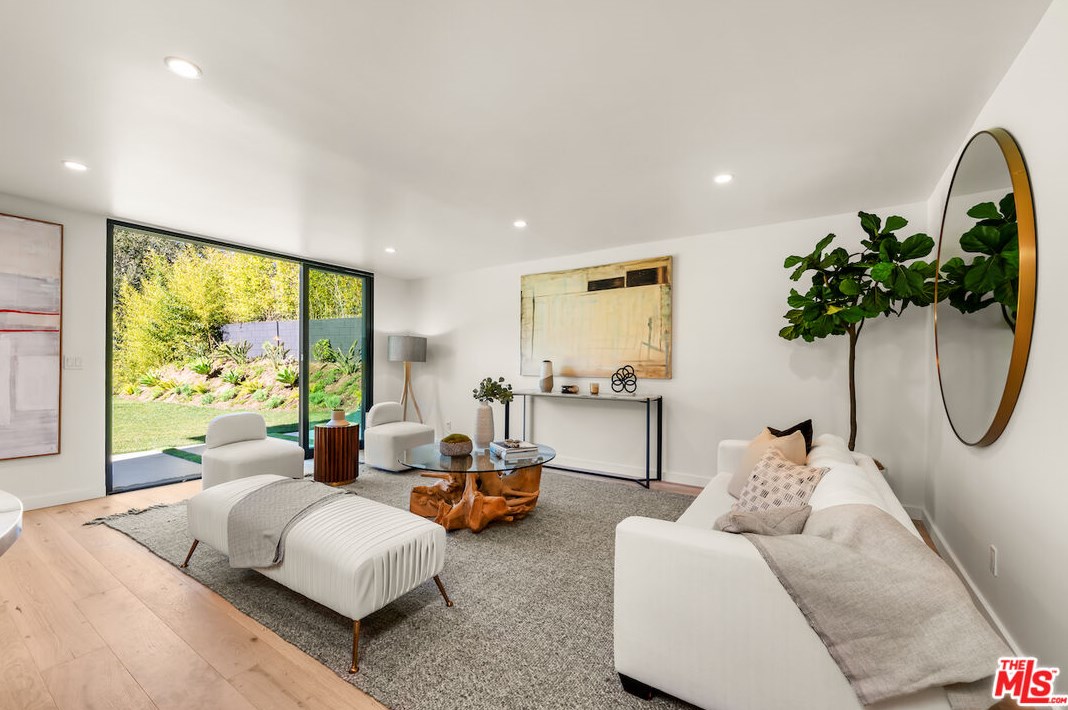 17252 Escalon Dr, Van Nuys CA  91436-4032 exterior