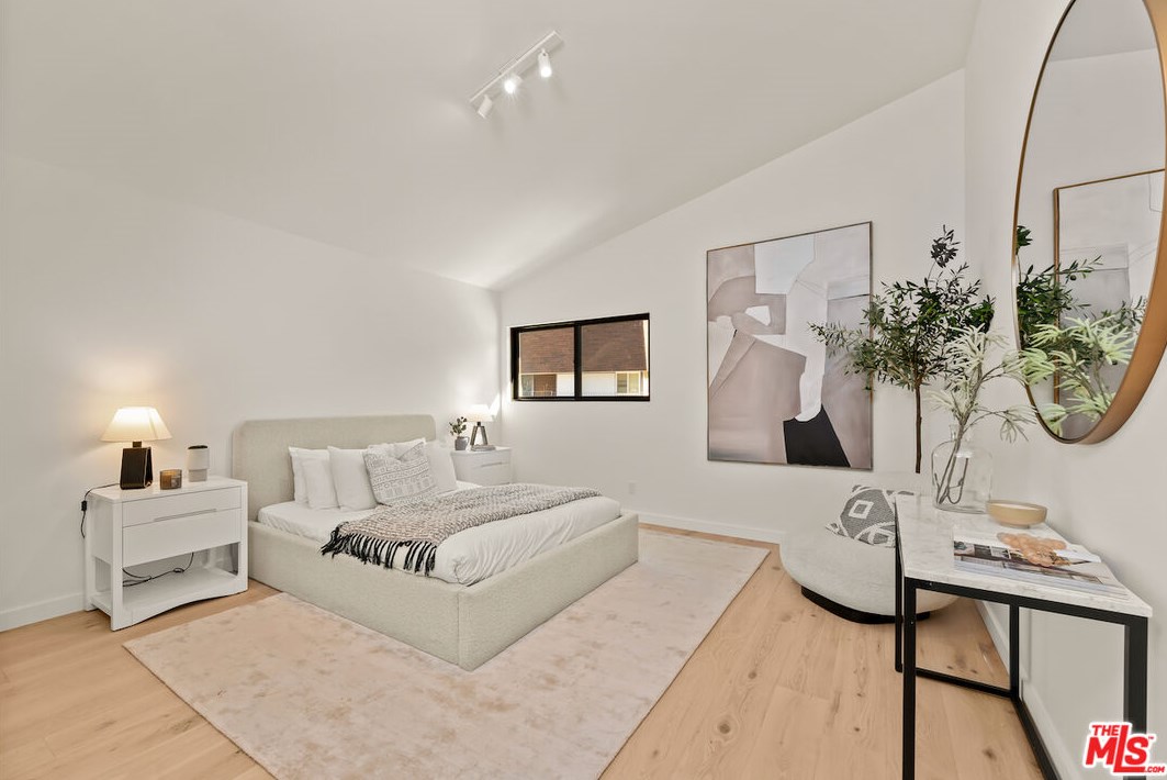 17252 Escalon Dr, Van Nuys CA  91436-4032 exterior