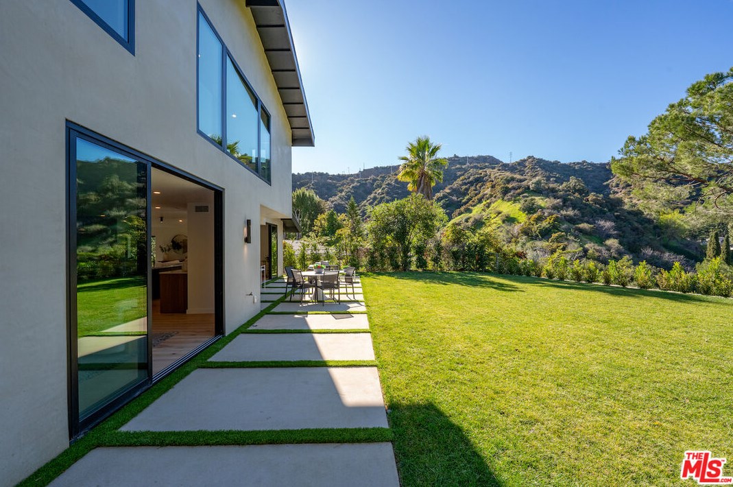 17252 Escalon Dr, Van Nuys CA  91436-4032 exterior
