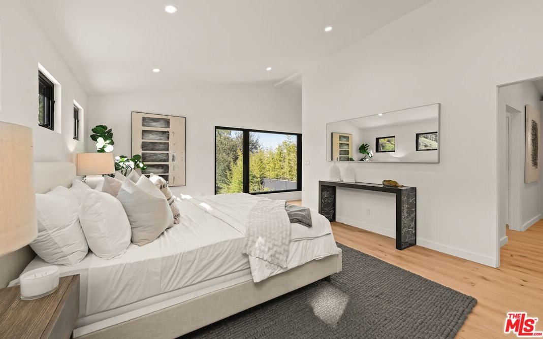 17252 Escalon Dr, Van Nuys CA  91436-4032 exterior