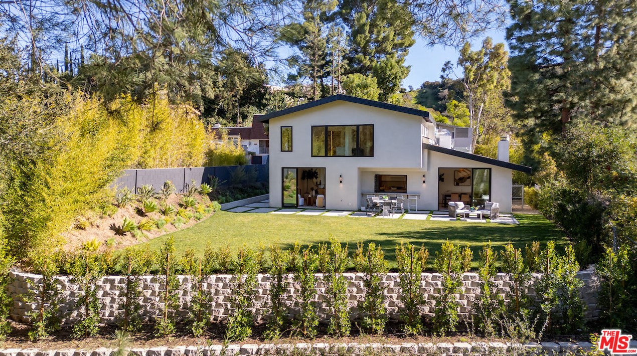 17252 Escalon Dr, Van Nuys CA  91436-4032 exterior