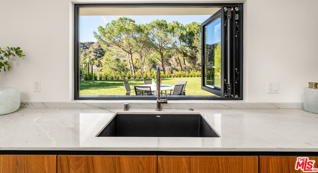 17252 Escalon Dr, Van Nuys CA  91436-4032 exterior