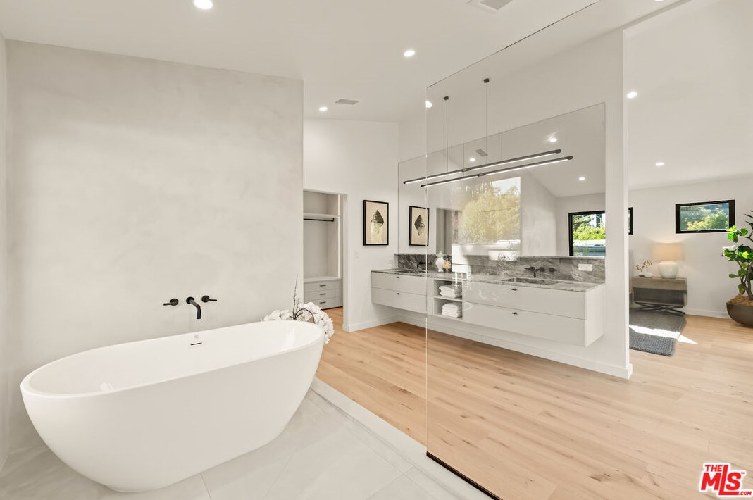 17252 Escalon Dr, Van Nuys CA  91436-4032 exterior