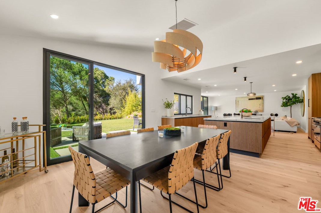 17252 Escalon Dr, Van Nuys CA  91436-4032 exterior