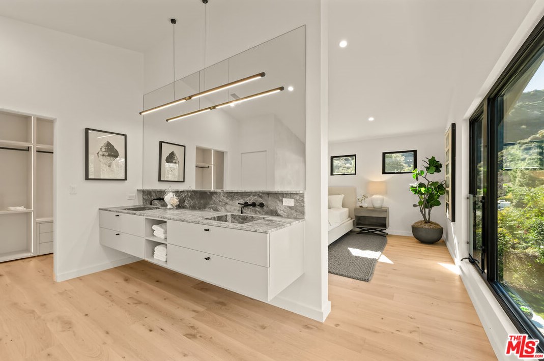 17252 Escalon Dr, Van Nuys CA  91436-4032 exterior