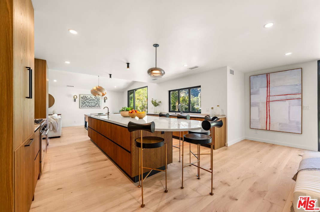 17252 Escalon Dr, Van Nuys CA  91436-4032 exterior