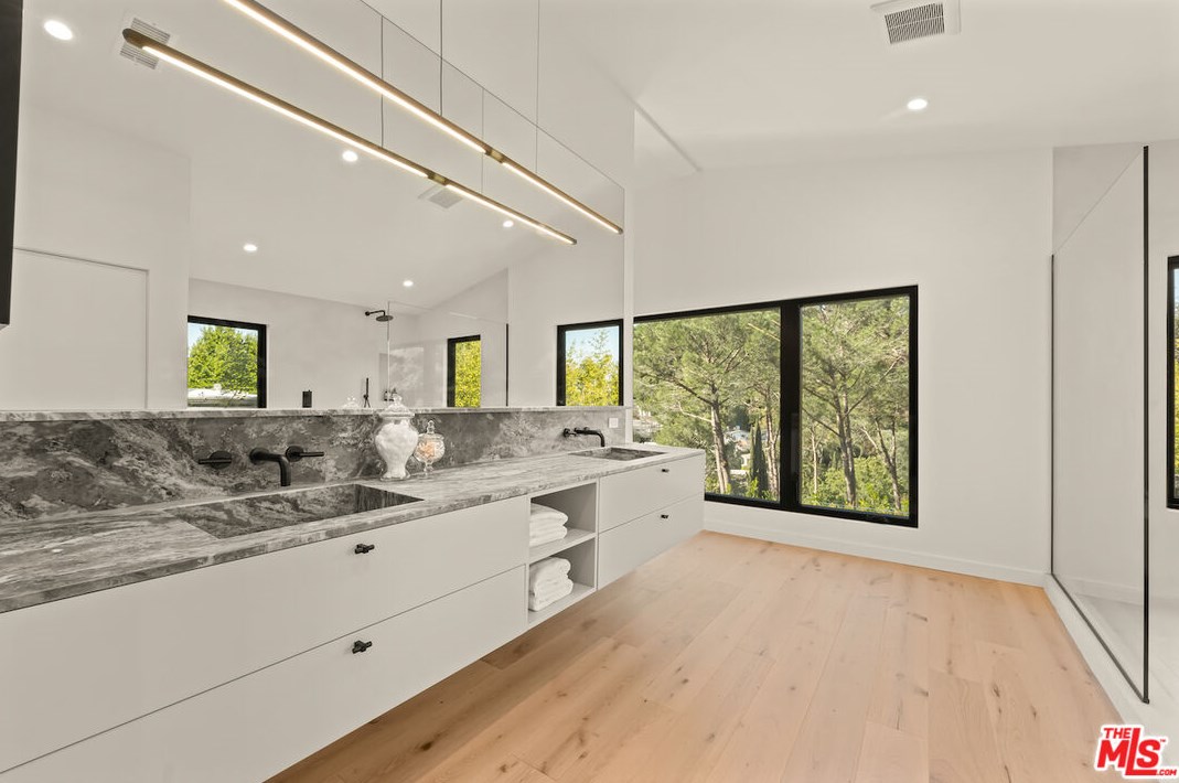 17252 Escalon Dr, Van Nuys CA  91436-4032 exterior