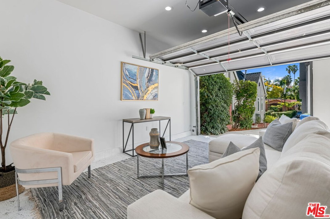 2112 Linnington Ave, Los Angeles CA  90025-5904 exterior
