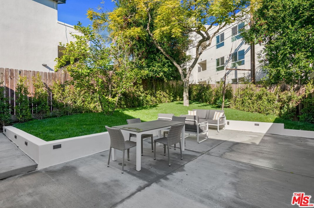2112 Linnington Ave, Los Angeles CA  90025-5904 exterior