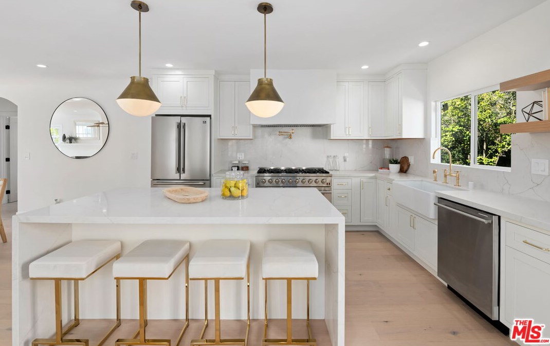 2112 Linnington Ave, Los Angeles CA  90025-5904 exterior