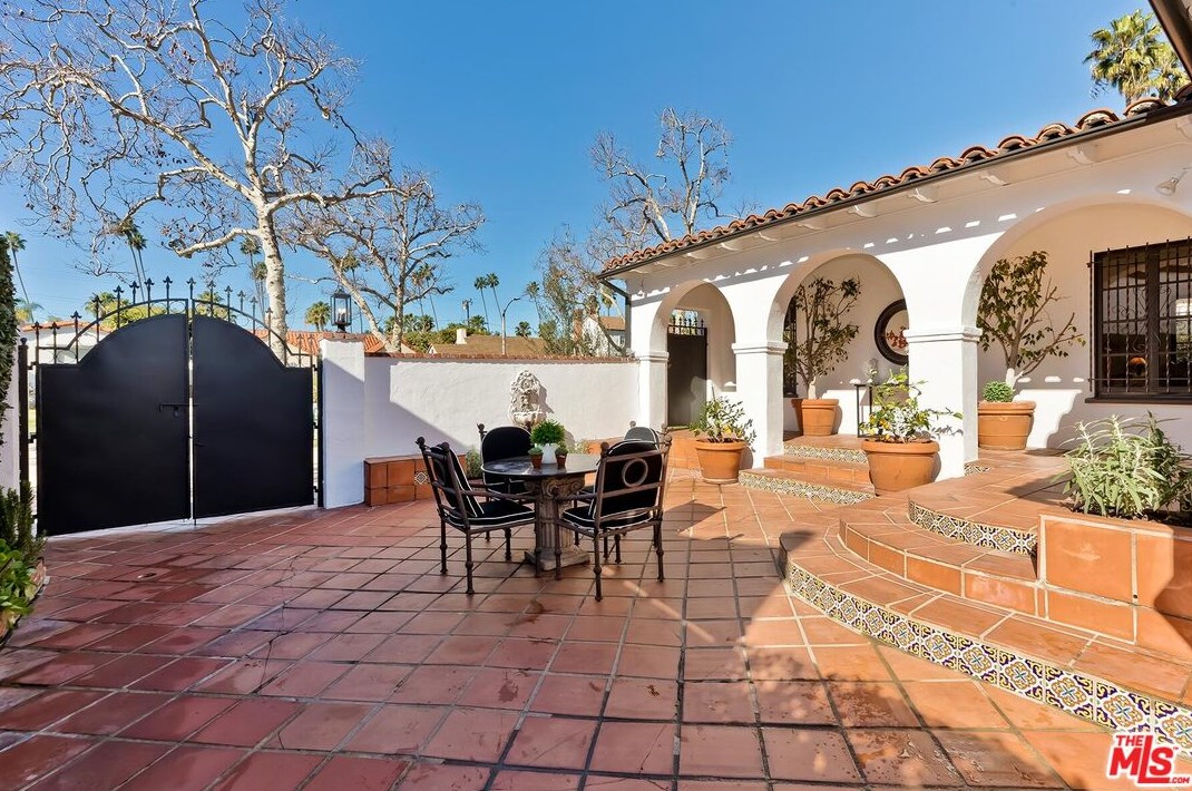 156 Stanley Dr, Beverly Hills, CA 90211-2109
