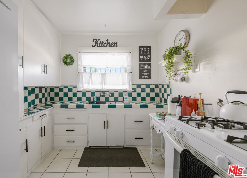 4419 Burns Ave, Los Angeles CA  90029-2702 exterior