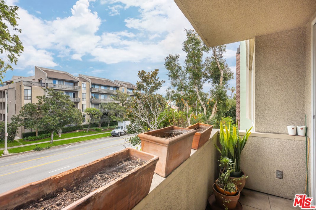 2301 Beverly Glen Blvd, Los Angeles CA  90064-2460 exterior