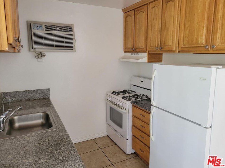 1825 Tamarind Ave, Los Angeles CA  90028-5573 exterior