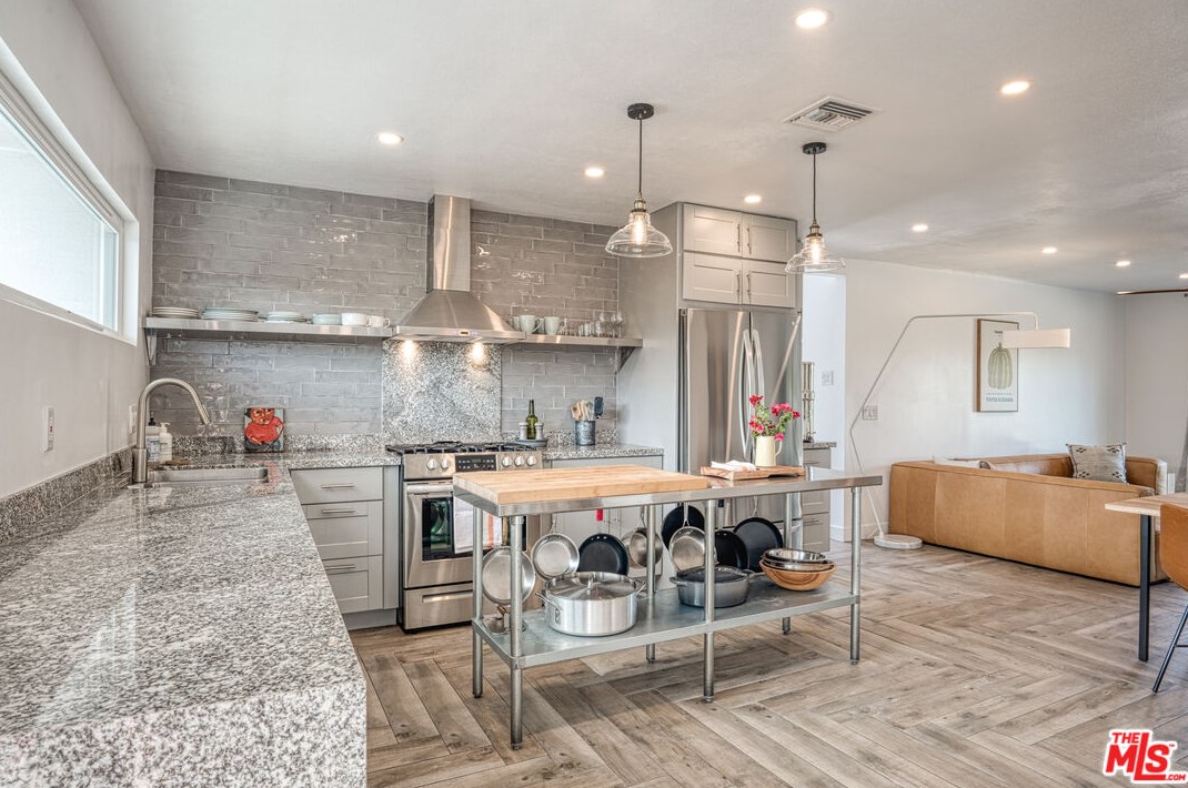 500 Palm Vista Dr, Palm Springs CA  92262-1495 exterior