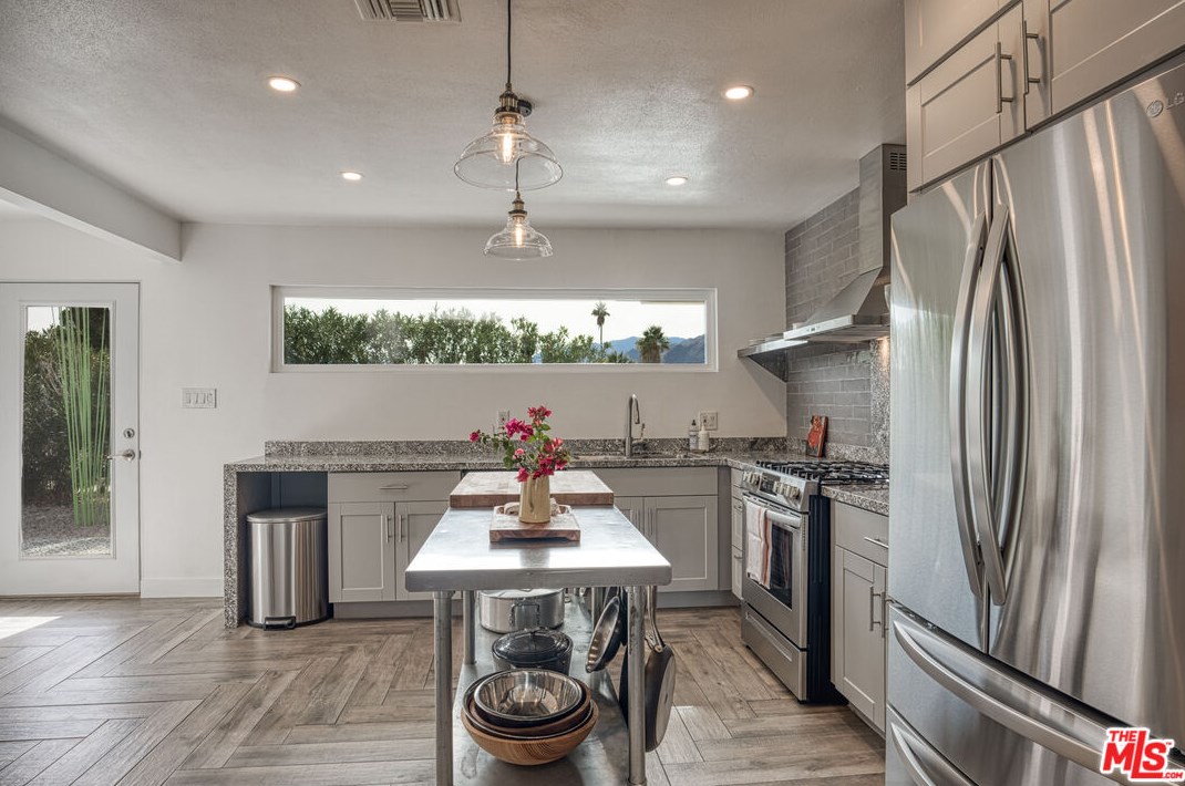 500 Palm Vista Dr, Palm Springs CA  92262-1495 exterior