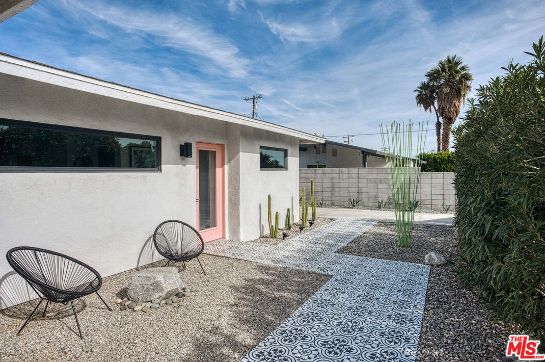 500 Palm Vista Dr, Palm Springs CA  92262-1495 exterior