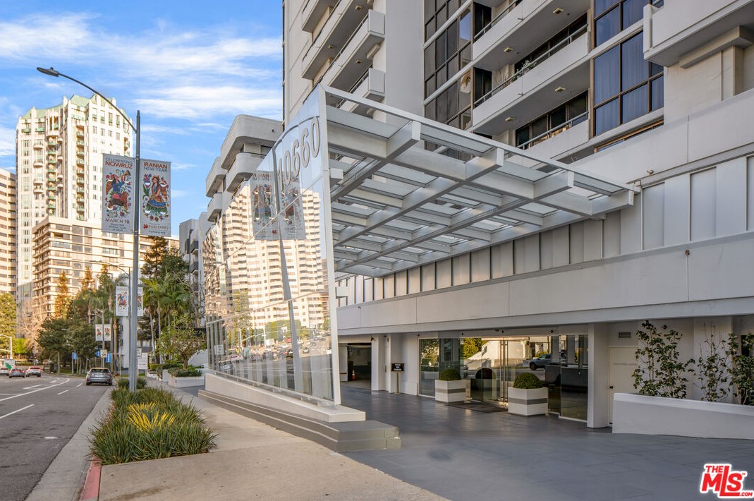 10660 Wilshire Blvd, Los Angeles CA  90024-4522 exterior