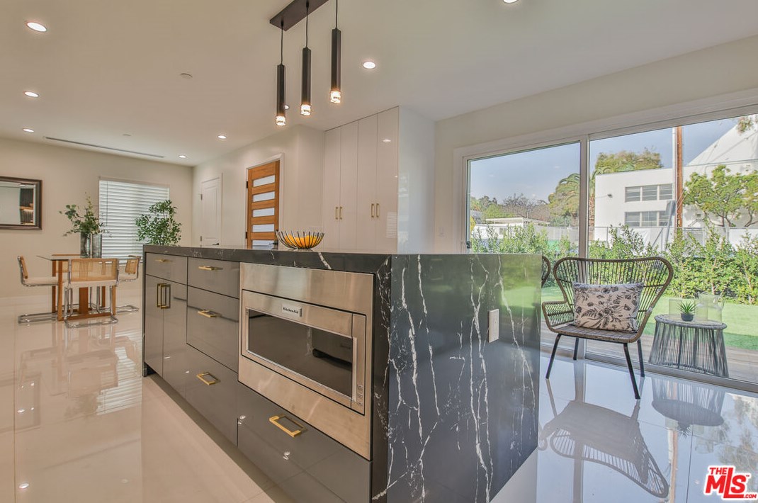 10836 Lawler St, Los Angeles CA  90034-5413 exterior