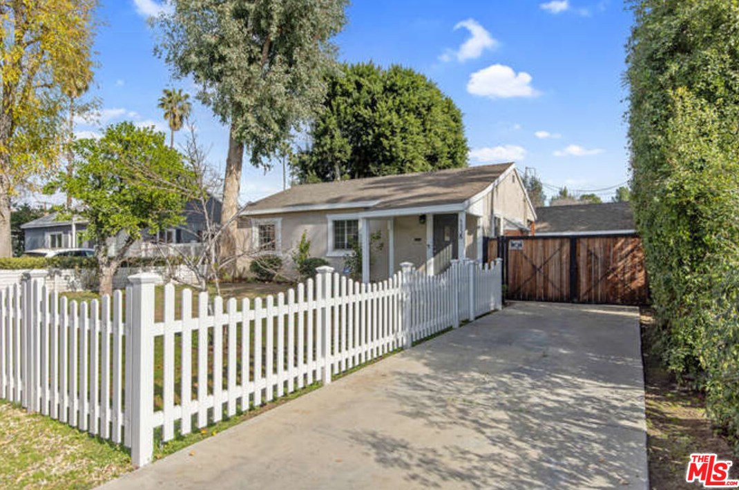 5838 Tobias Ave, Van Nuys, CA 91411-3127
